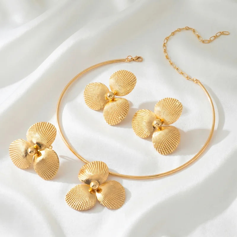 Conjunto de Joias Dourado Floral de Três Pétalas