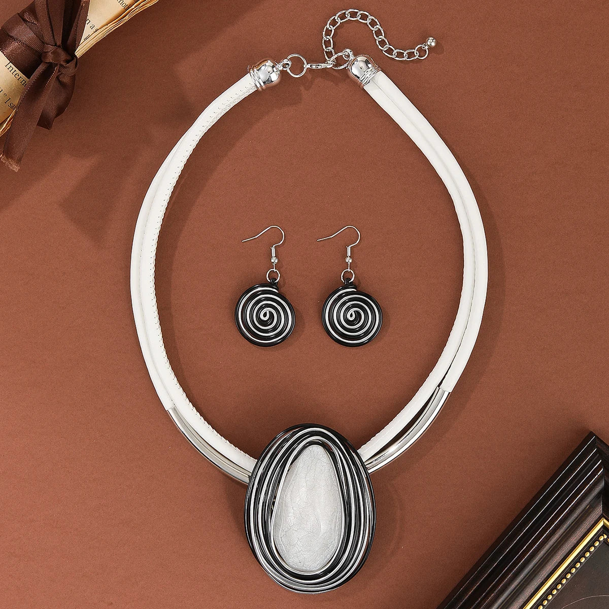 Conjunto Colar Brincos Gota Resina Arame Trançado | By Mireva