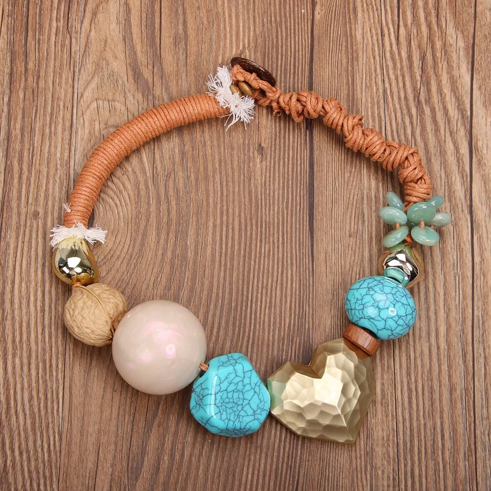Colar Boho com Contas e Pingente de Coração