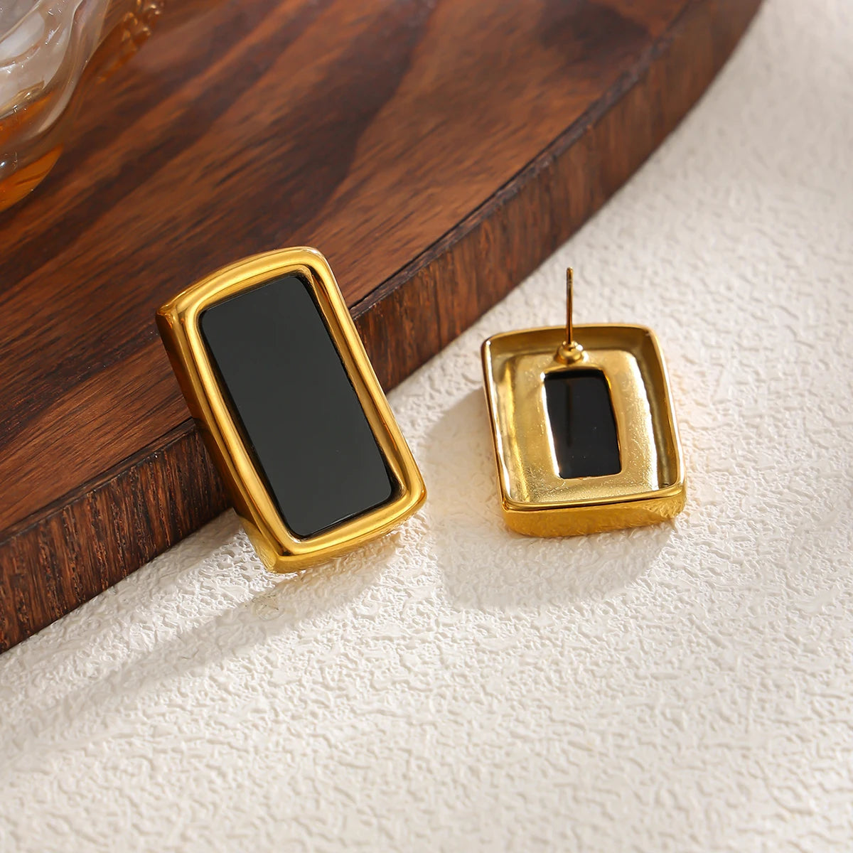 Brinco Dourado Retangular com Detalhe Preto