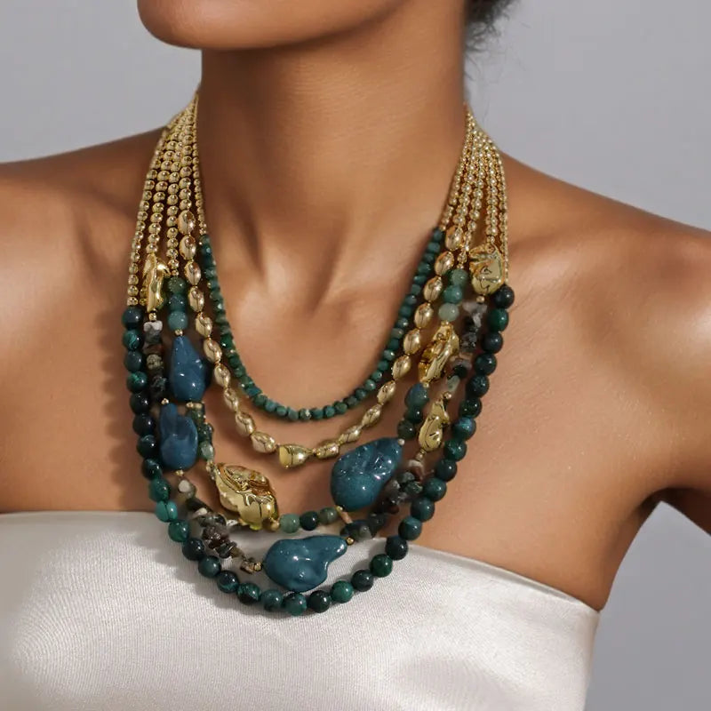 Colar Boho Multicamadas Pedras Verdes | By Mireva