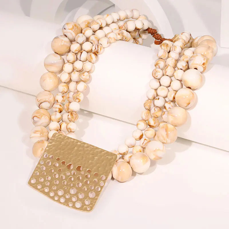 Colar Statement Pérolas Creme & Placa Dourada | By Mireva