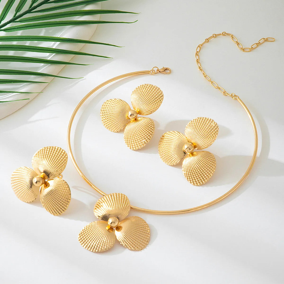Conjunto de Joias Dourado Floral de Três Pétalas