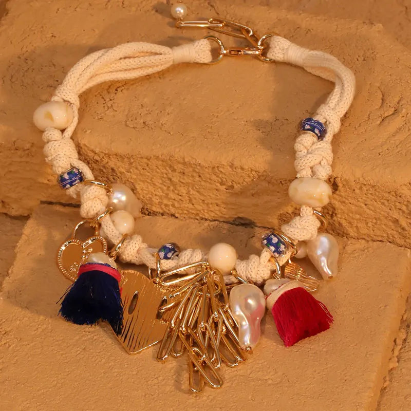 Colar Boho com Contas e Pingentes de Coração