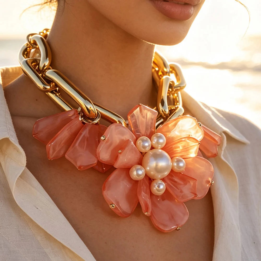 Colar Maxi Dourado com Flores em Acrílico Coral e Pérolas