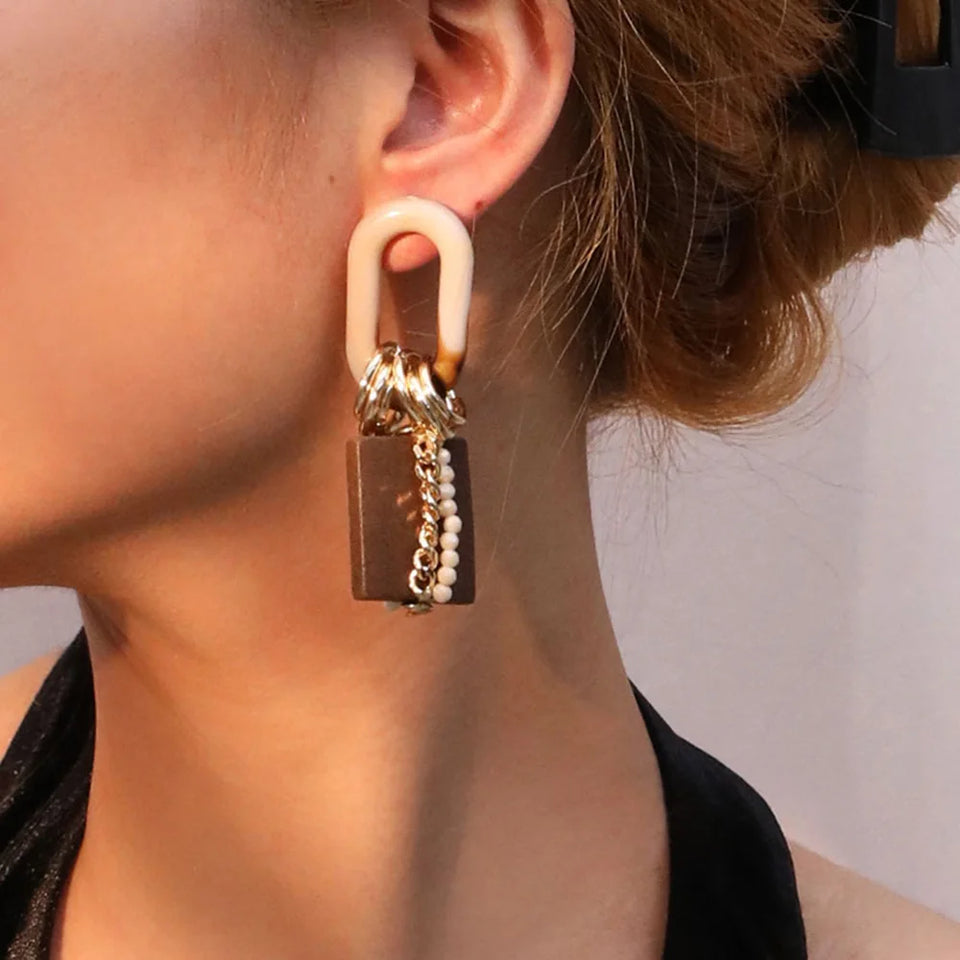 Brinco Geométrico Moderno — Corrente e Miçangas, Design Exclusivo, Leve e Artesanal