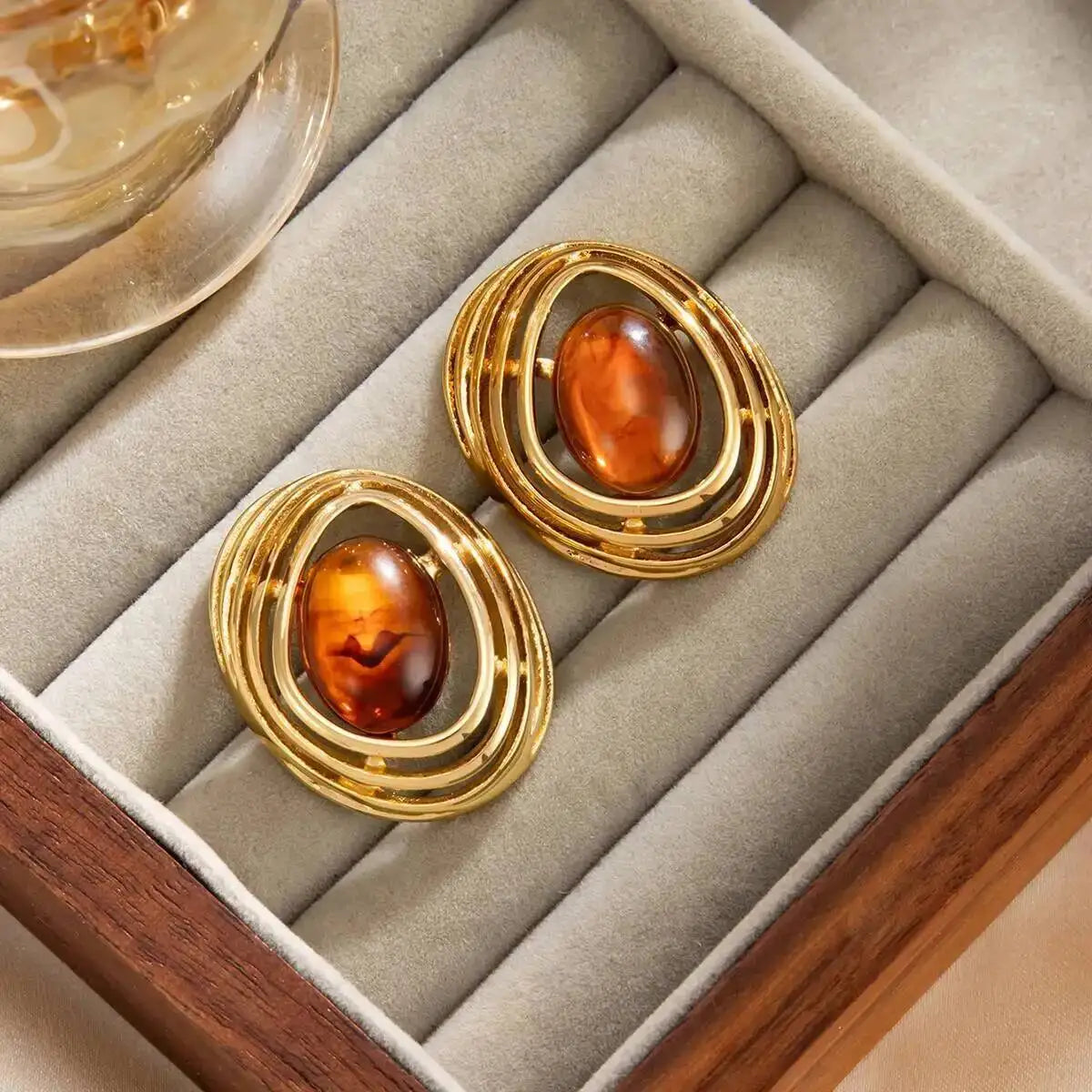 Brinco Stud Dourado com Pedra Verde e Design Orgânico