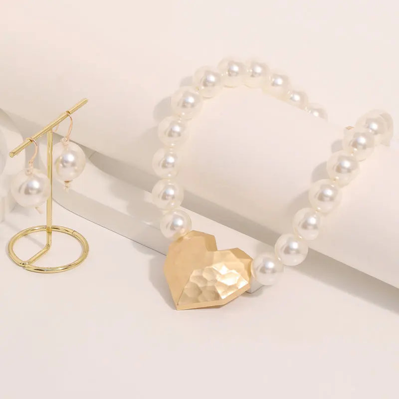 Colar Pérolas com Coração Dourado