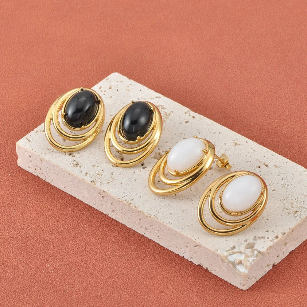 Brinco Stud Dourado com Pedra Preta Oval