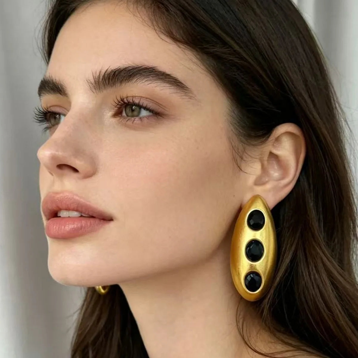 Brinco Maxi Dourado com Pedras Pretas