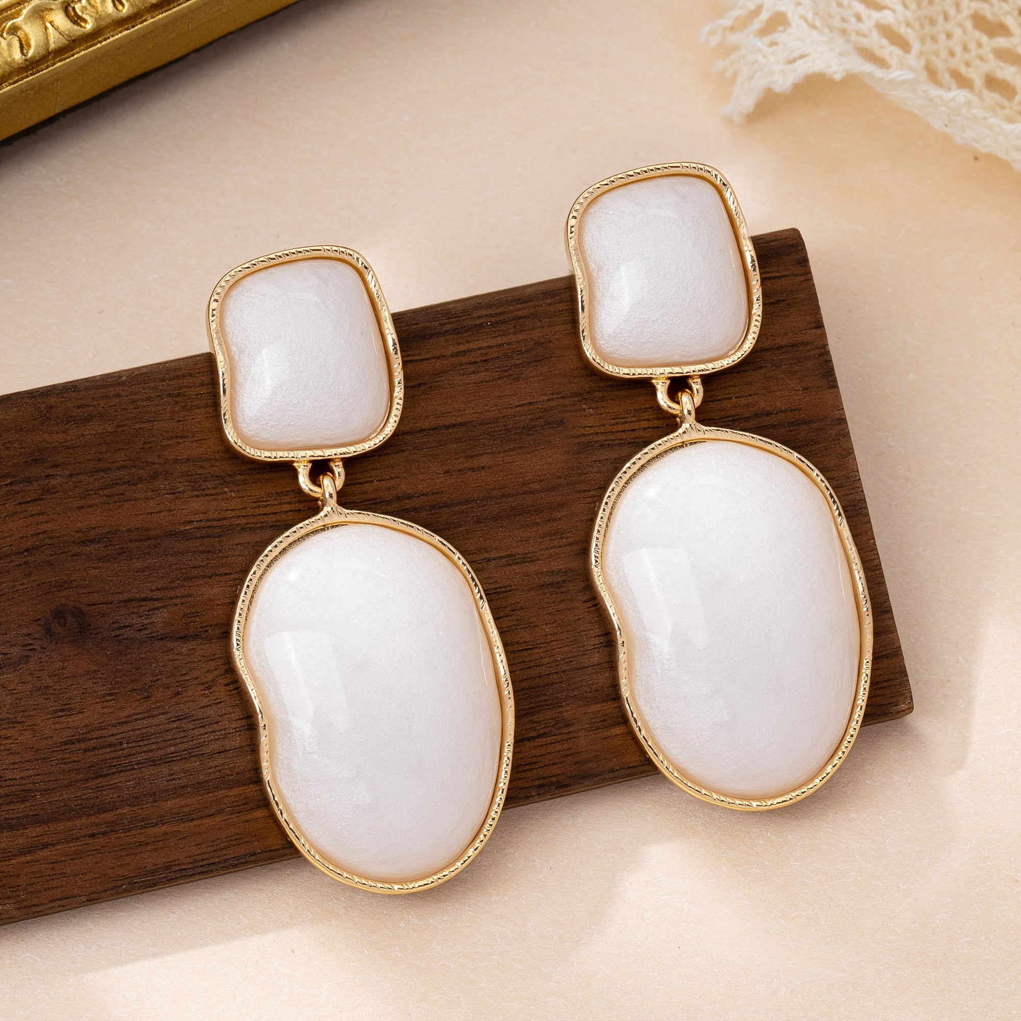 Par de Brincos Pingente Assimétrico Pérola Branca Dourados | By Mireva