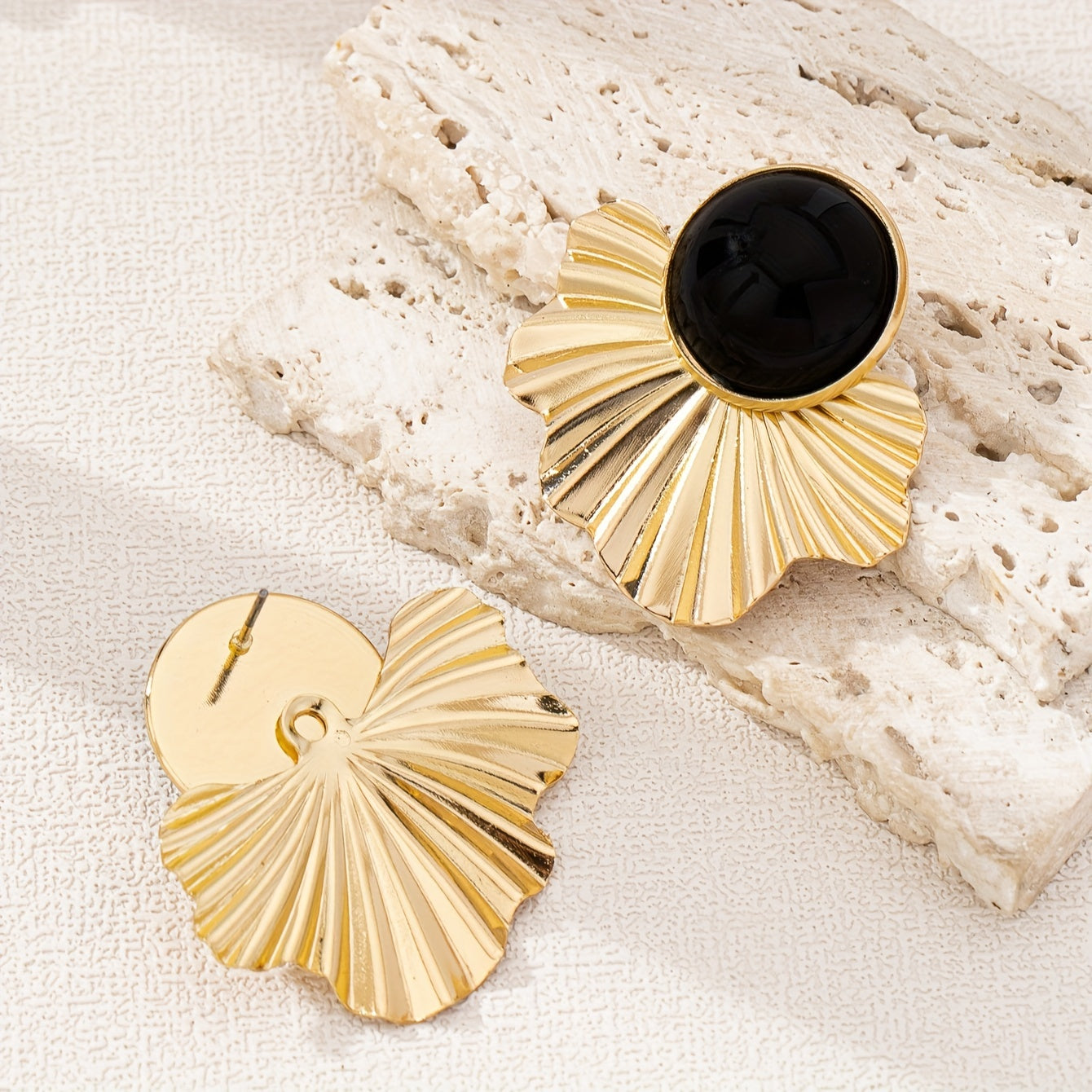 Par de Brincos Leque Irregular Onix Preto Ondulado Dourado | By Mireva