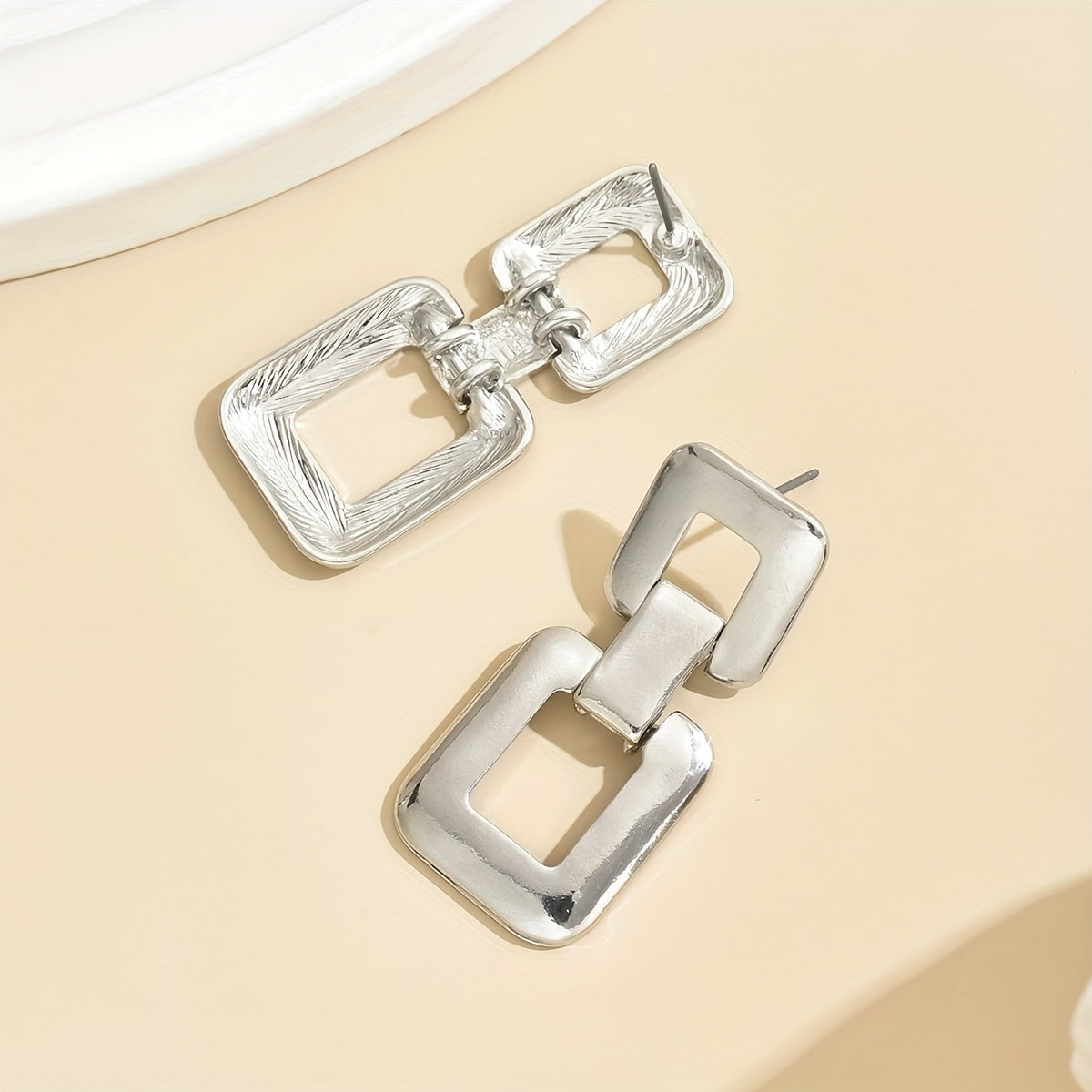 Par de Brincos Quadrados Anéis Duplos Ocos Dourados | By Mireva