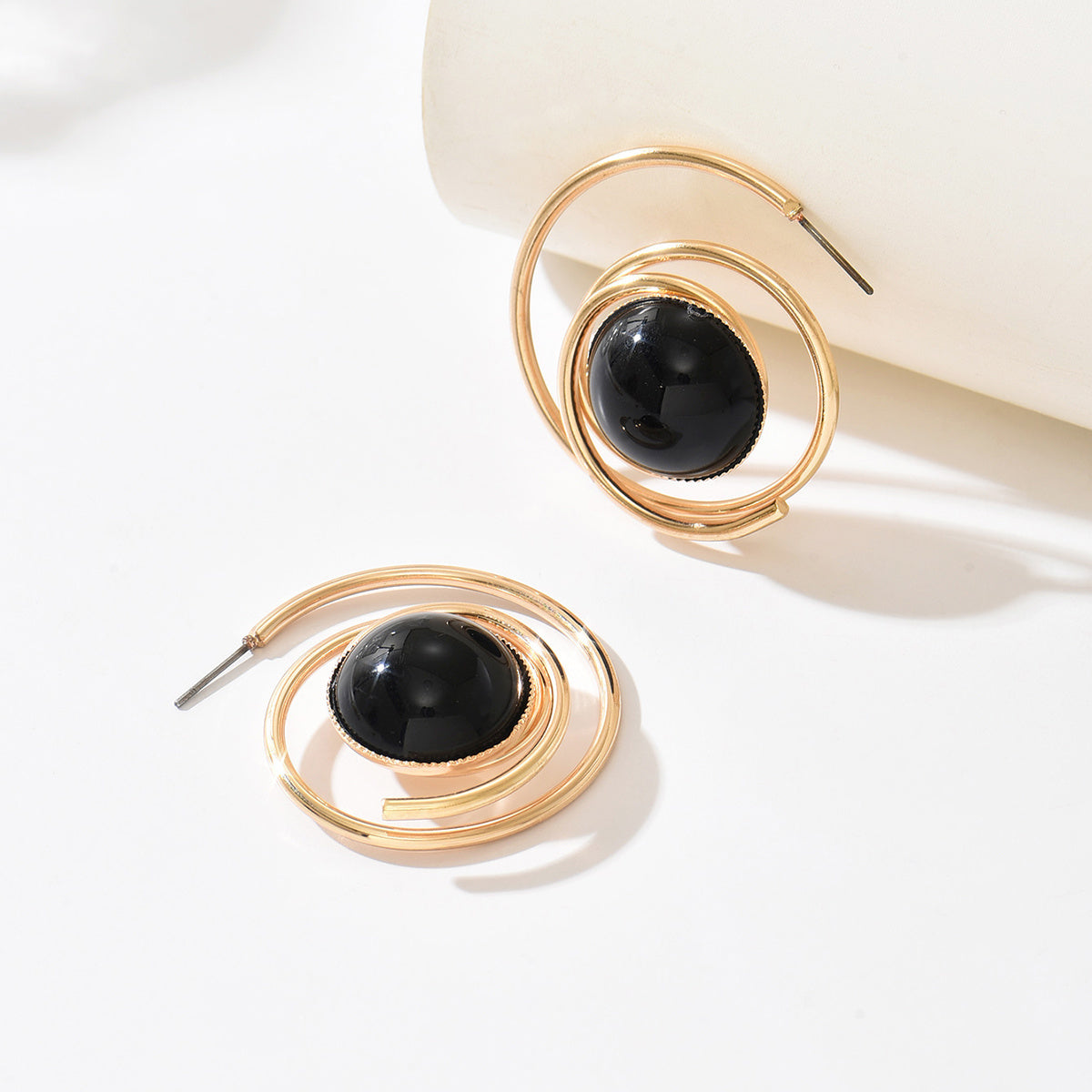 Par de Brincos Espiral Pedra Preta Dourado | By Mireva