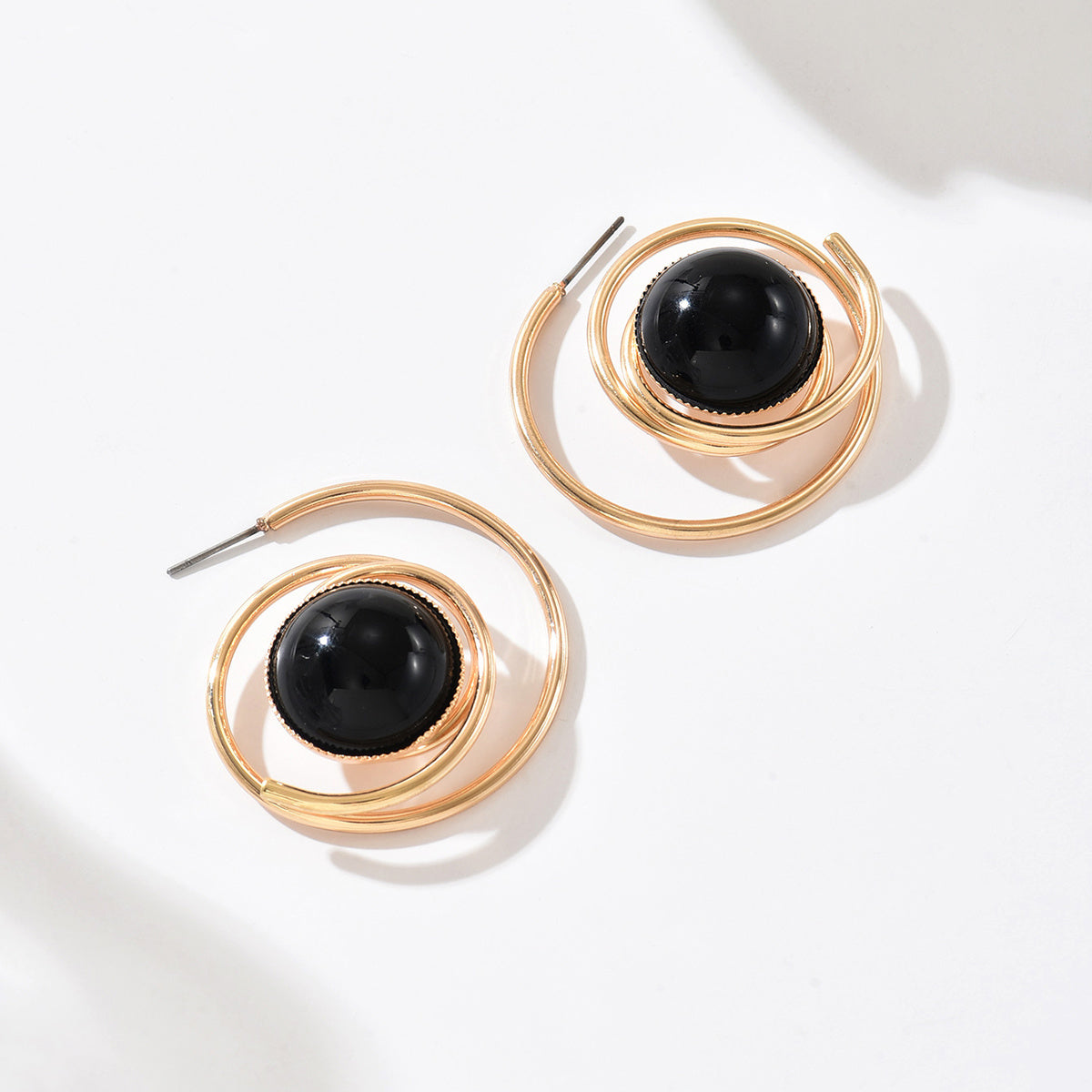 Par de Brincos Espiral Pedra Preta Dourado | By Mireva