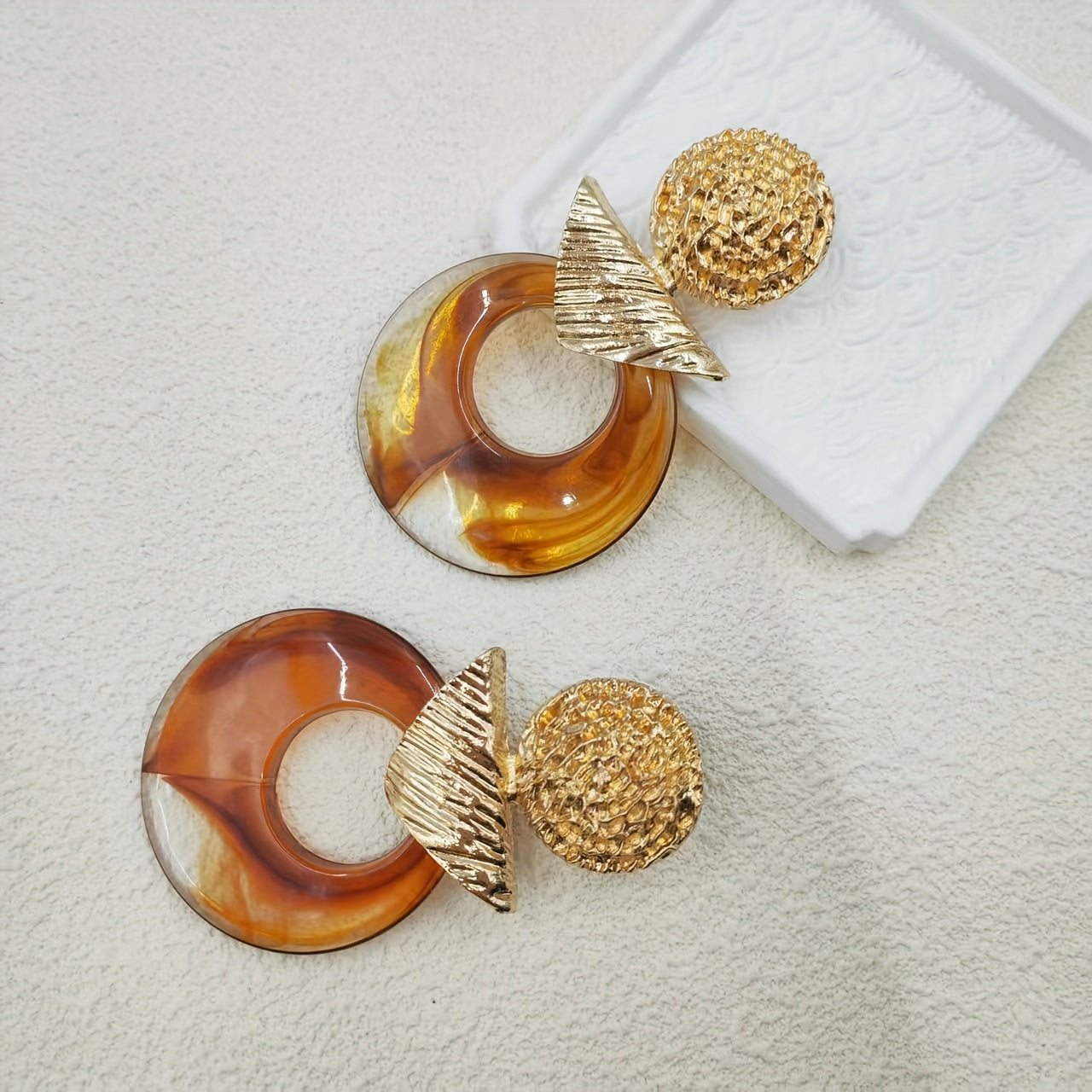 Brinco Retro Anel Resina Marrom & Triângulo Dourado | By Mireva