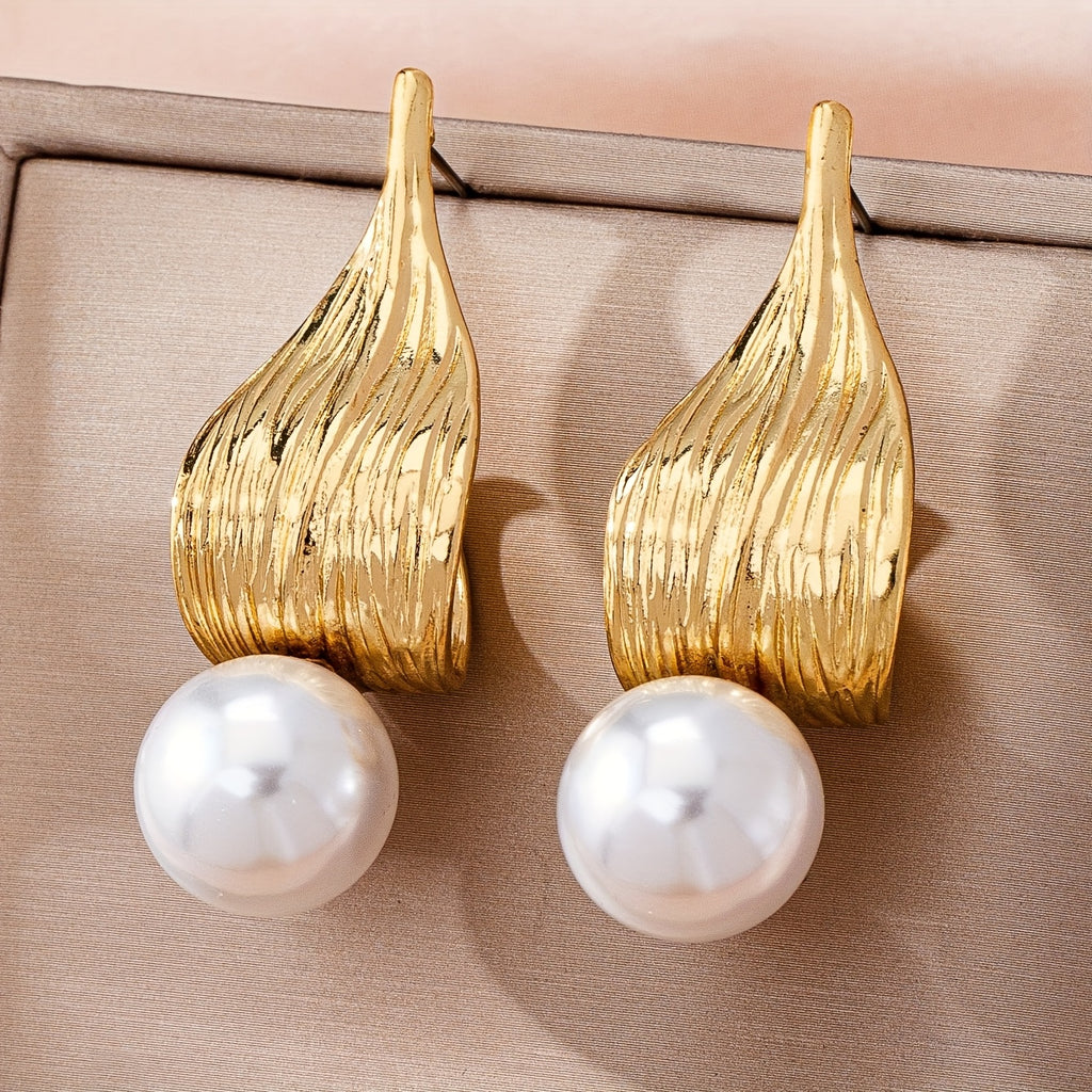 Brinco Folhas Douradas com Pérola Pequena | By Mireva