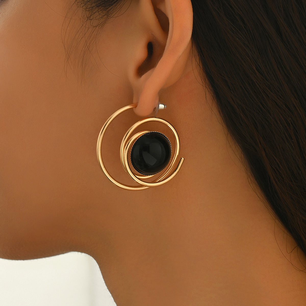 Par de Brincos Espiral Pedra Preta Dourado | By Mireva