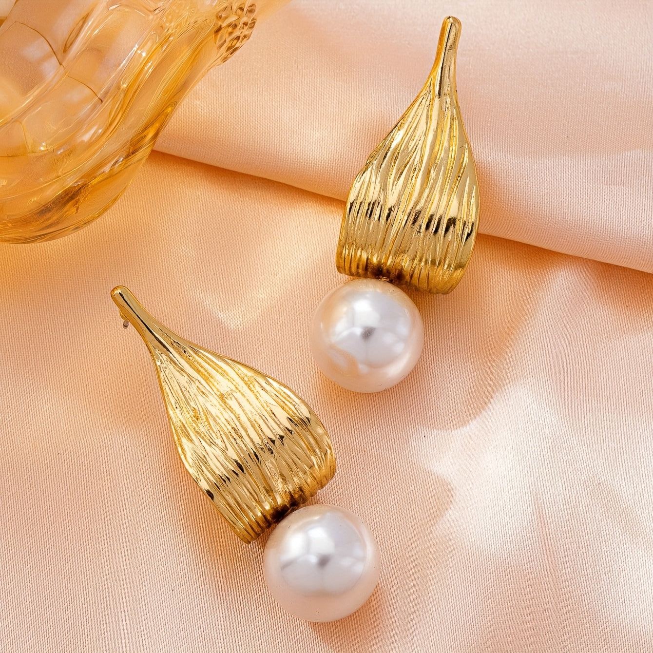 Brinco Folhas Douradas com Pérola Pequena | By Mireva