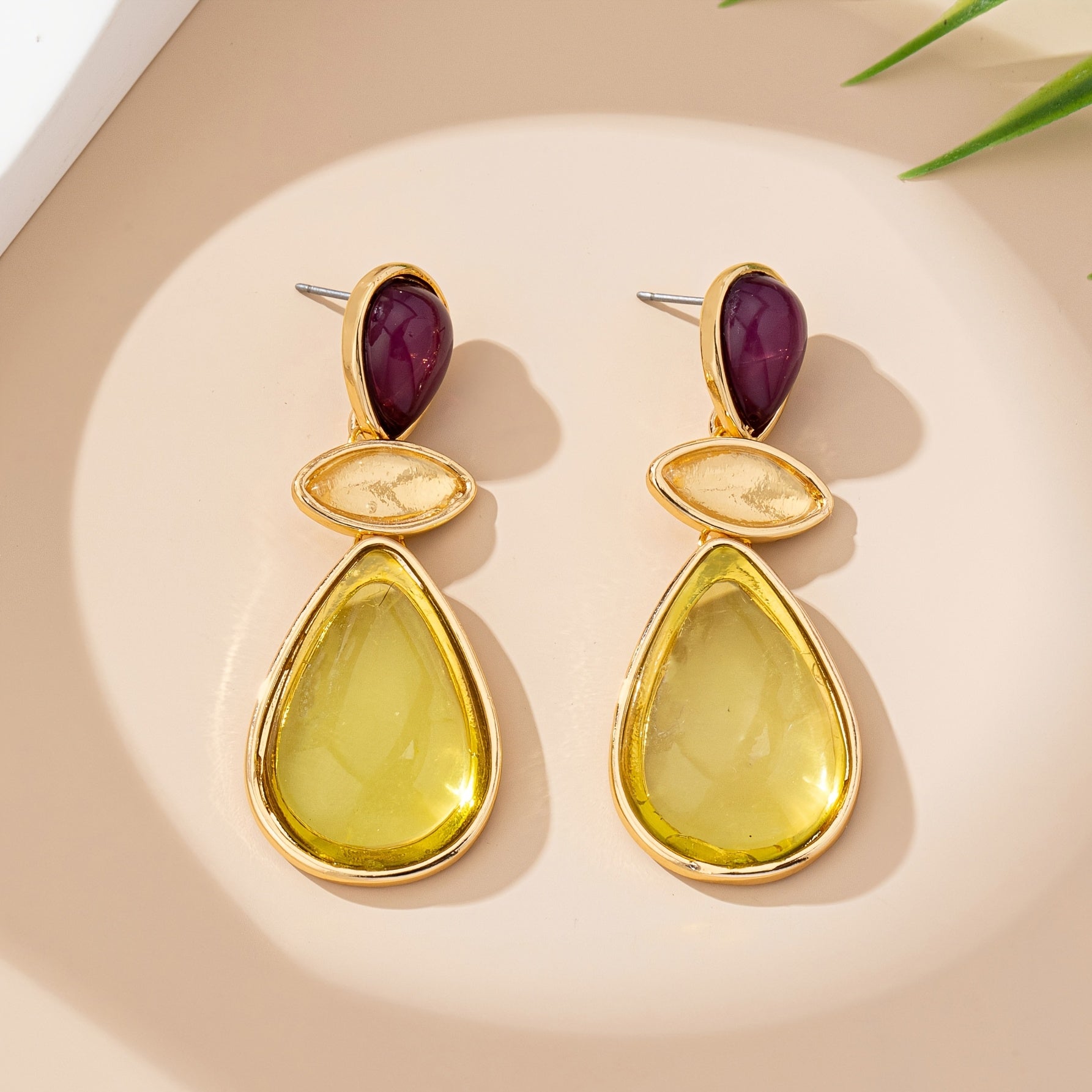 Par de Brincos Elegantes Gota Resina Roxo & Amarelo Banho Ouro | By Mireva