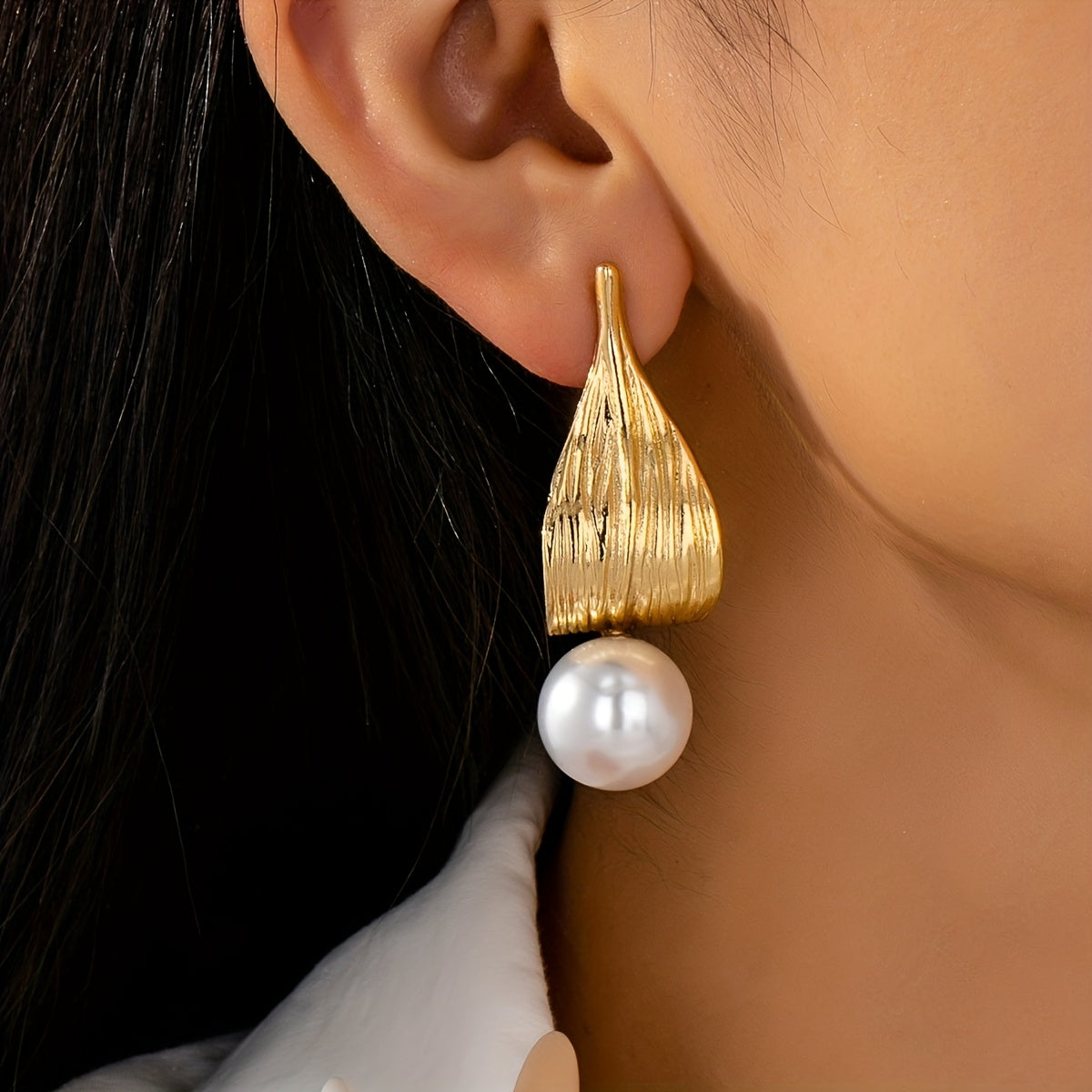 Brinco Folhas Douradas com Pérola Pequena | By Mireva