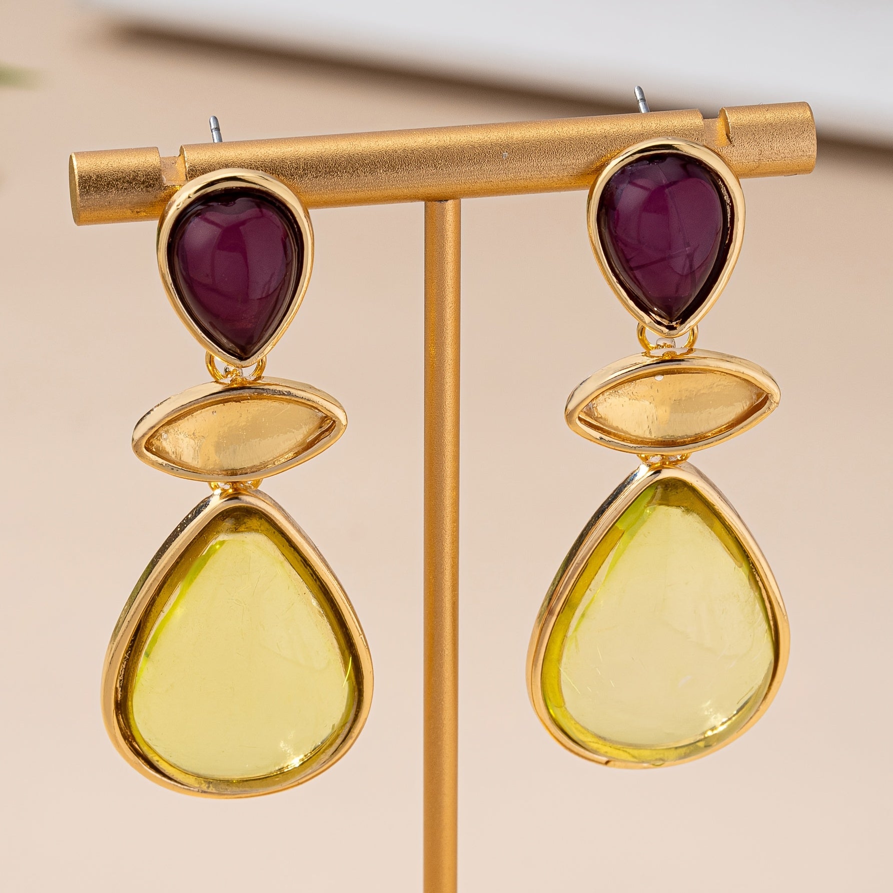 Par de Brincos Elegantes Gota Resina Roxo & Amarelo Banho Ouro | By Mireva