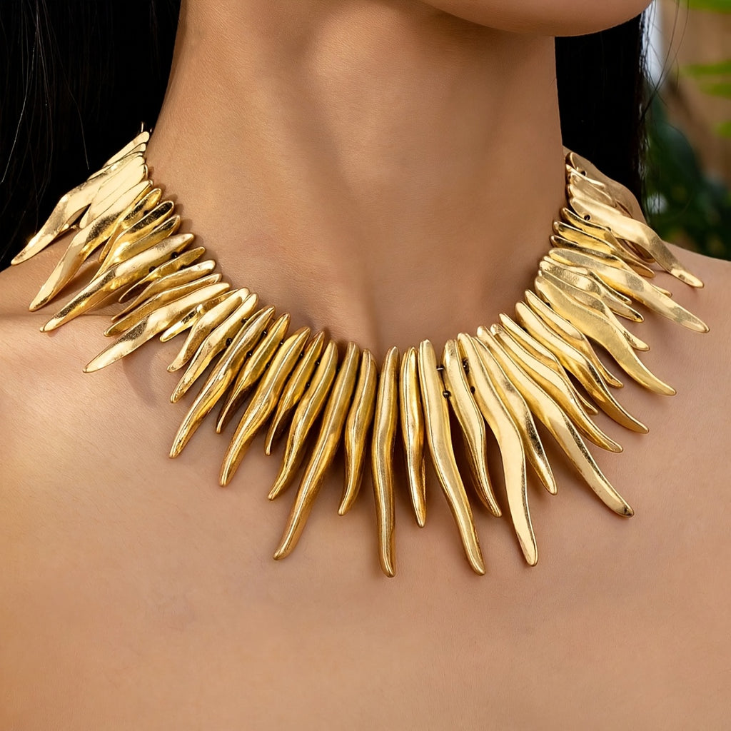 Colar Gótico Geométrico Irregular Dourado Espinhos | By Mireva
