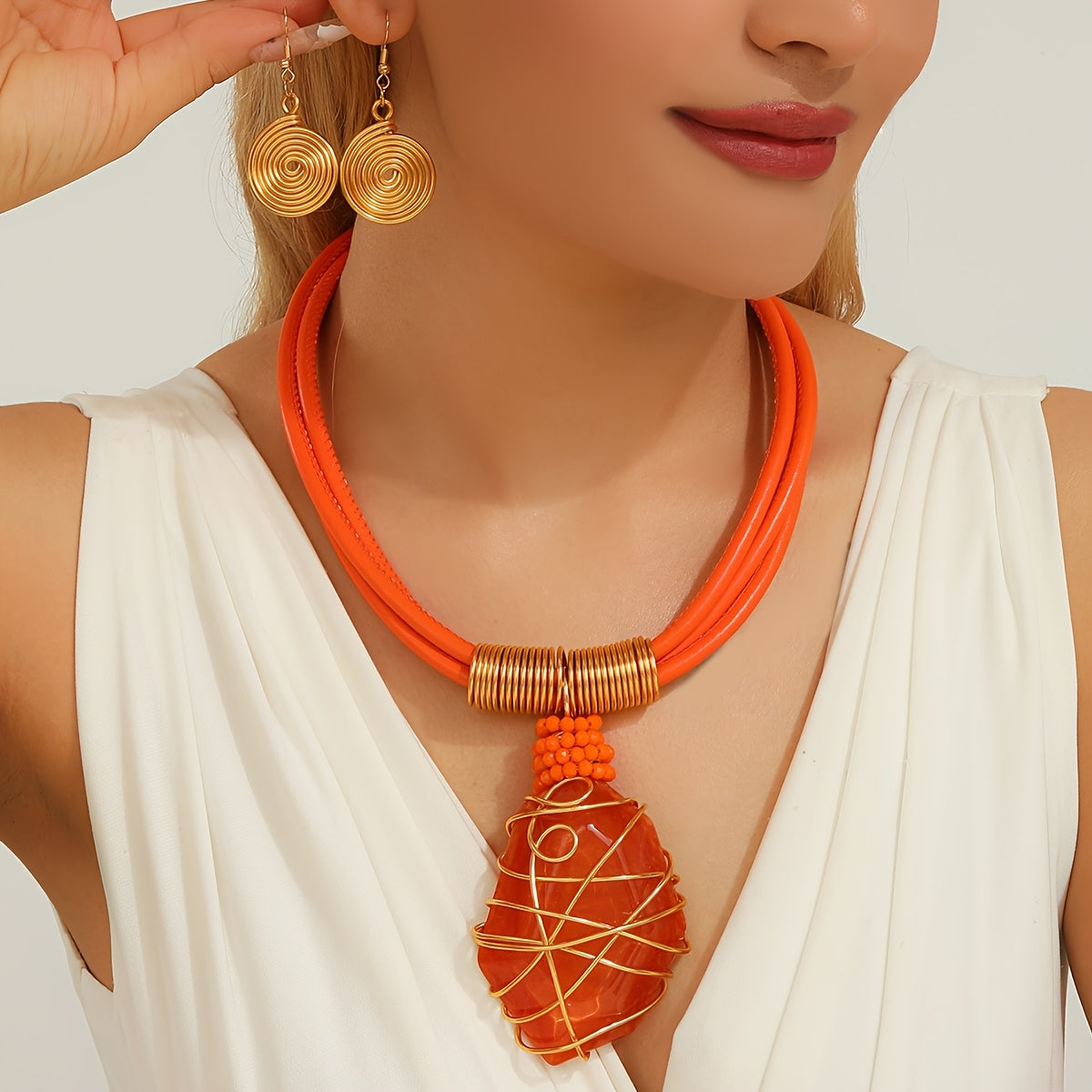 Conjunto Solar – Colar e Brincos em Couro e Resina Dourada | By Mireva