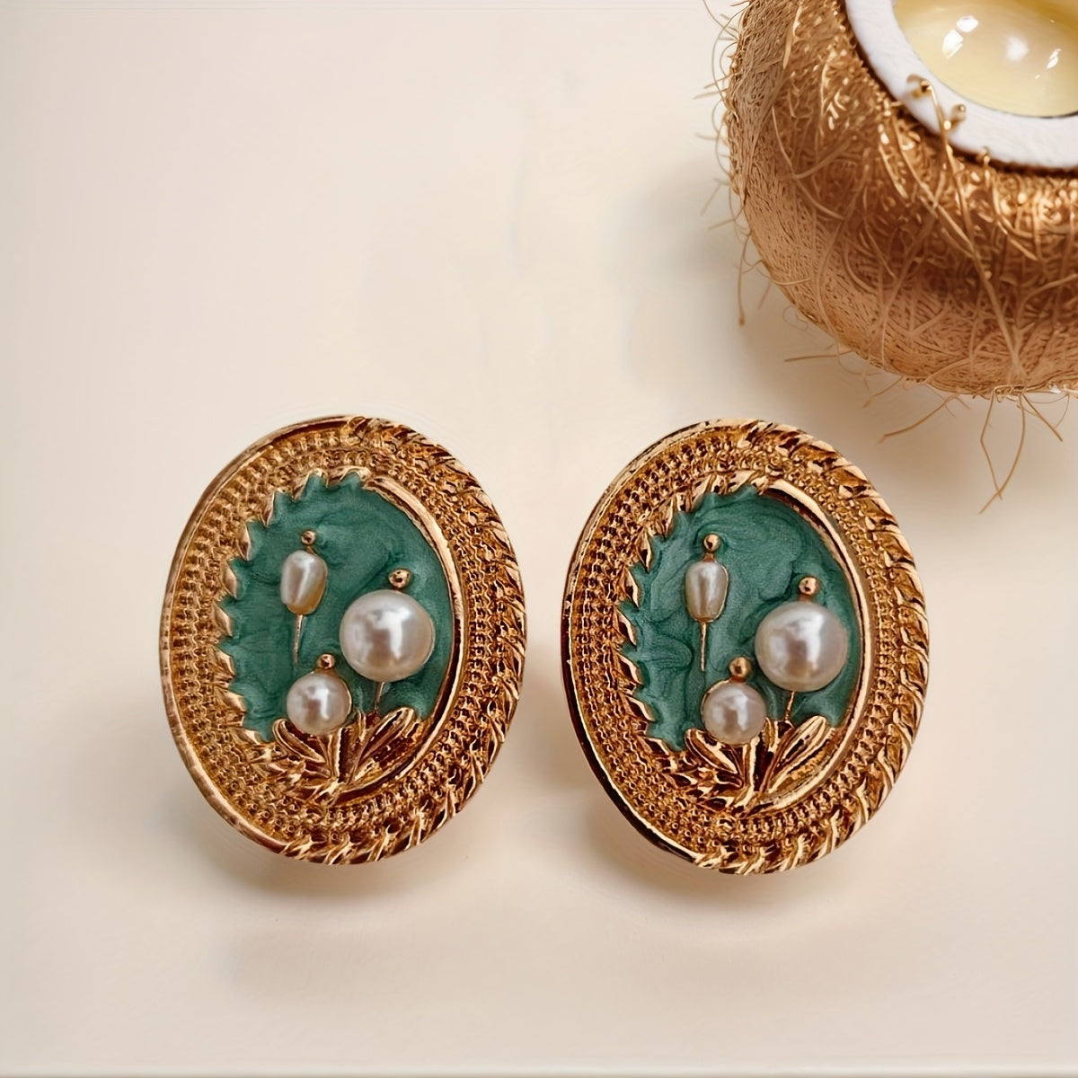 Par de Brincos Vintage Francês Oval Pérolas Esmalte Verde | By Mireva