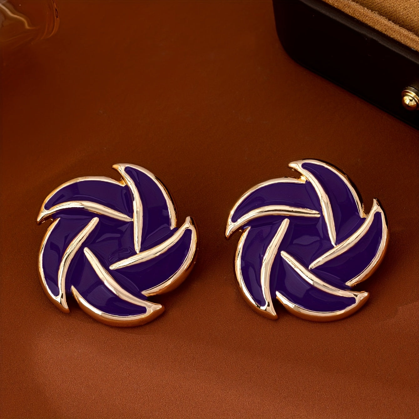 Par de Brincos Sexy Luxo Estrela Roxa Espiral Dourada | By Mireva