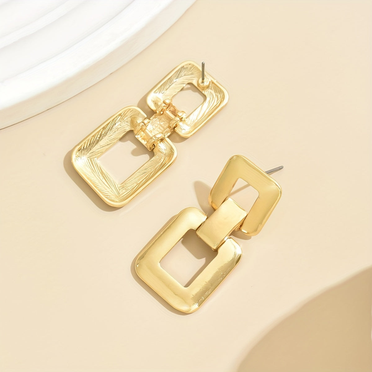Par de Brincos Quadrados Anéis Duplos Ocos Dourados | By Mireva