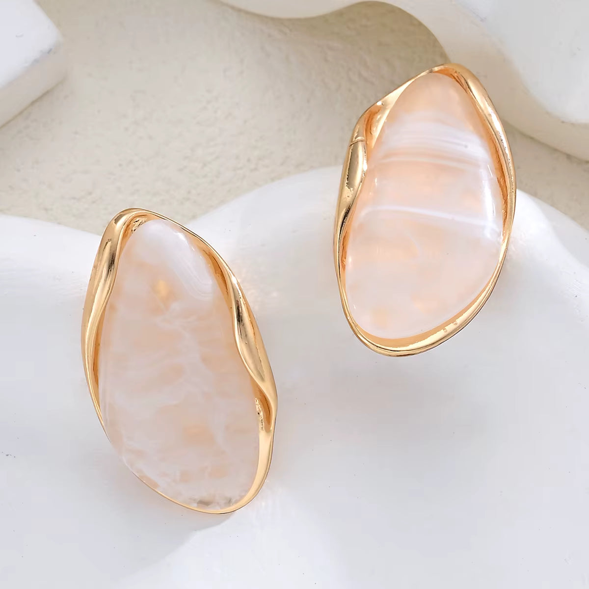 Brincos Boho Resina Irregular Dourados | By Mireva